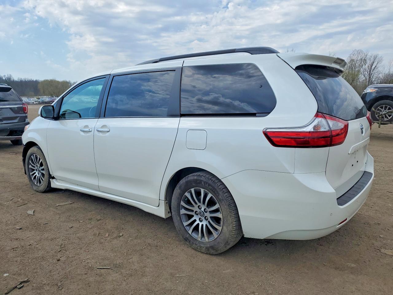 2019 Toyota Sienna Xle 8-Passenger - Image 2