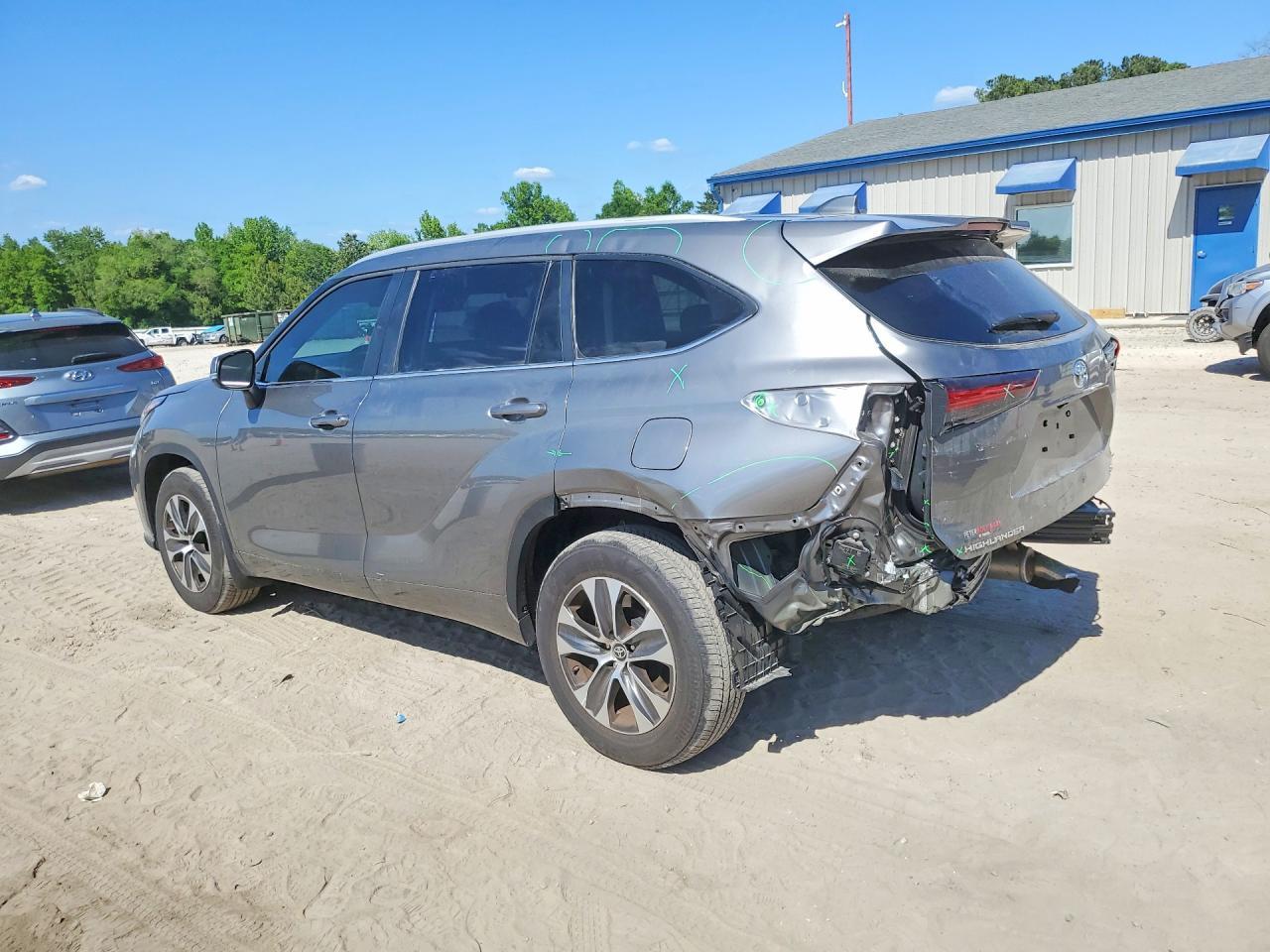 2025 Toyota Highlander Xle - Image 2