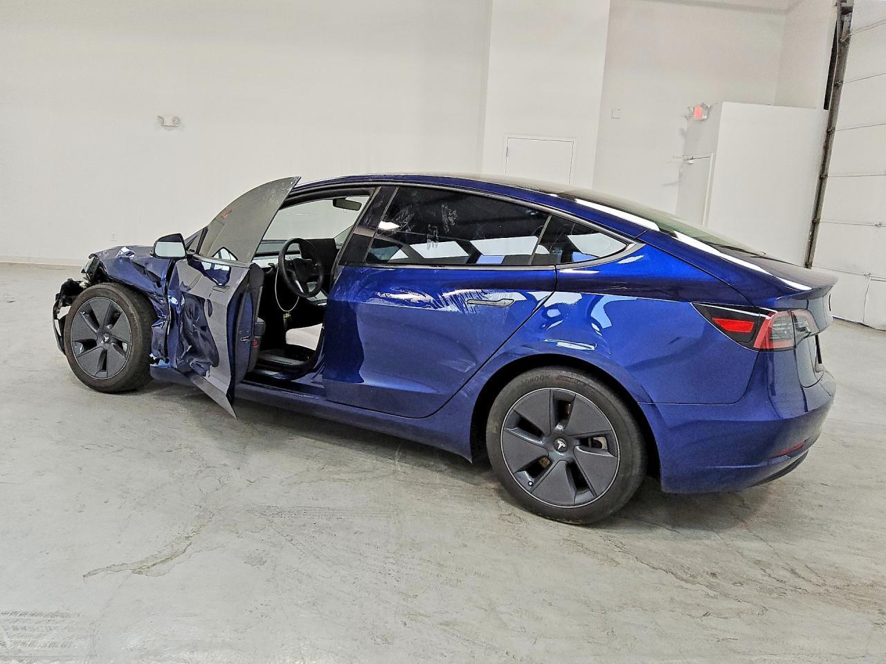2023 Tesla Model 3 - Фото 2