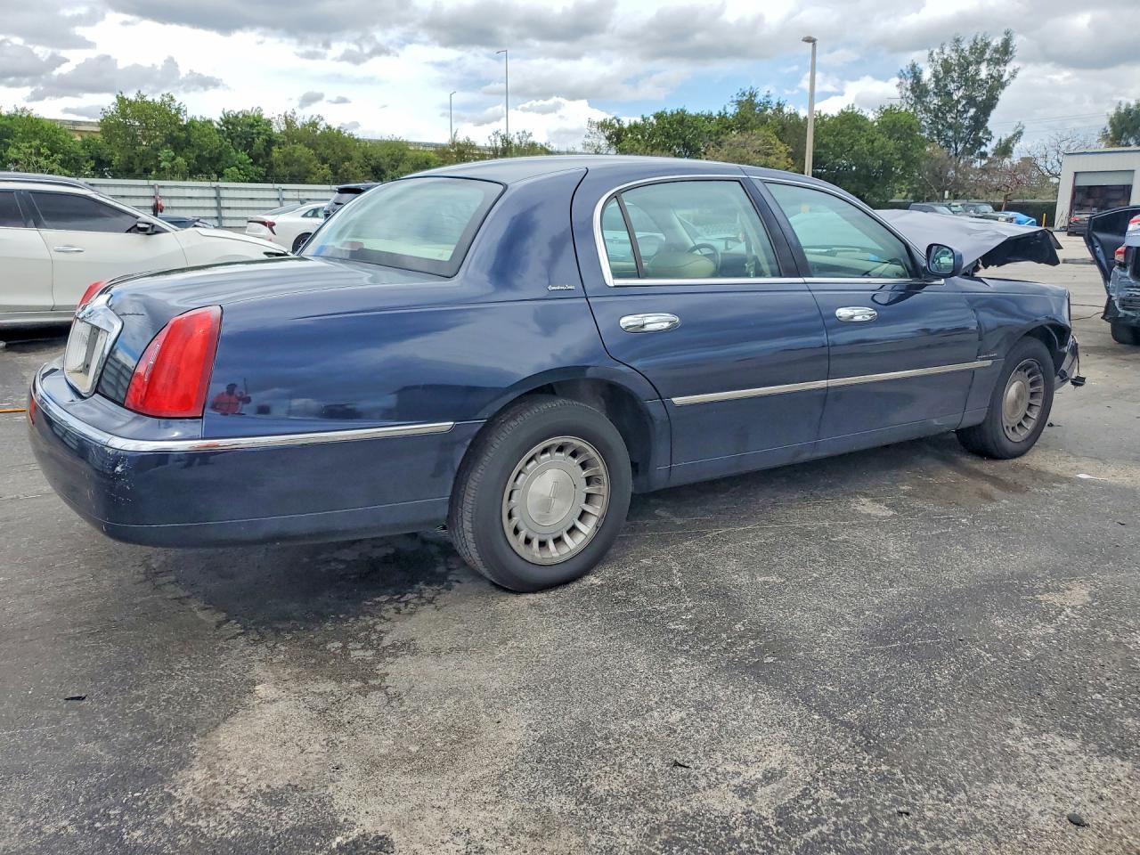 2002 Lincoln Town Car Executive - Фото 5