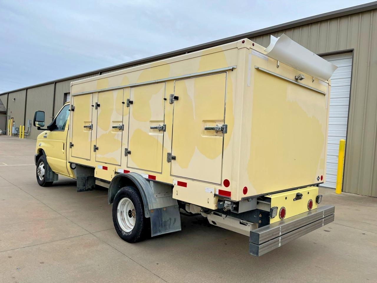 2021 Ford Econoline E450 Super Duty Cutaway Van - Image 3