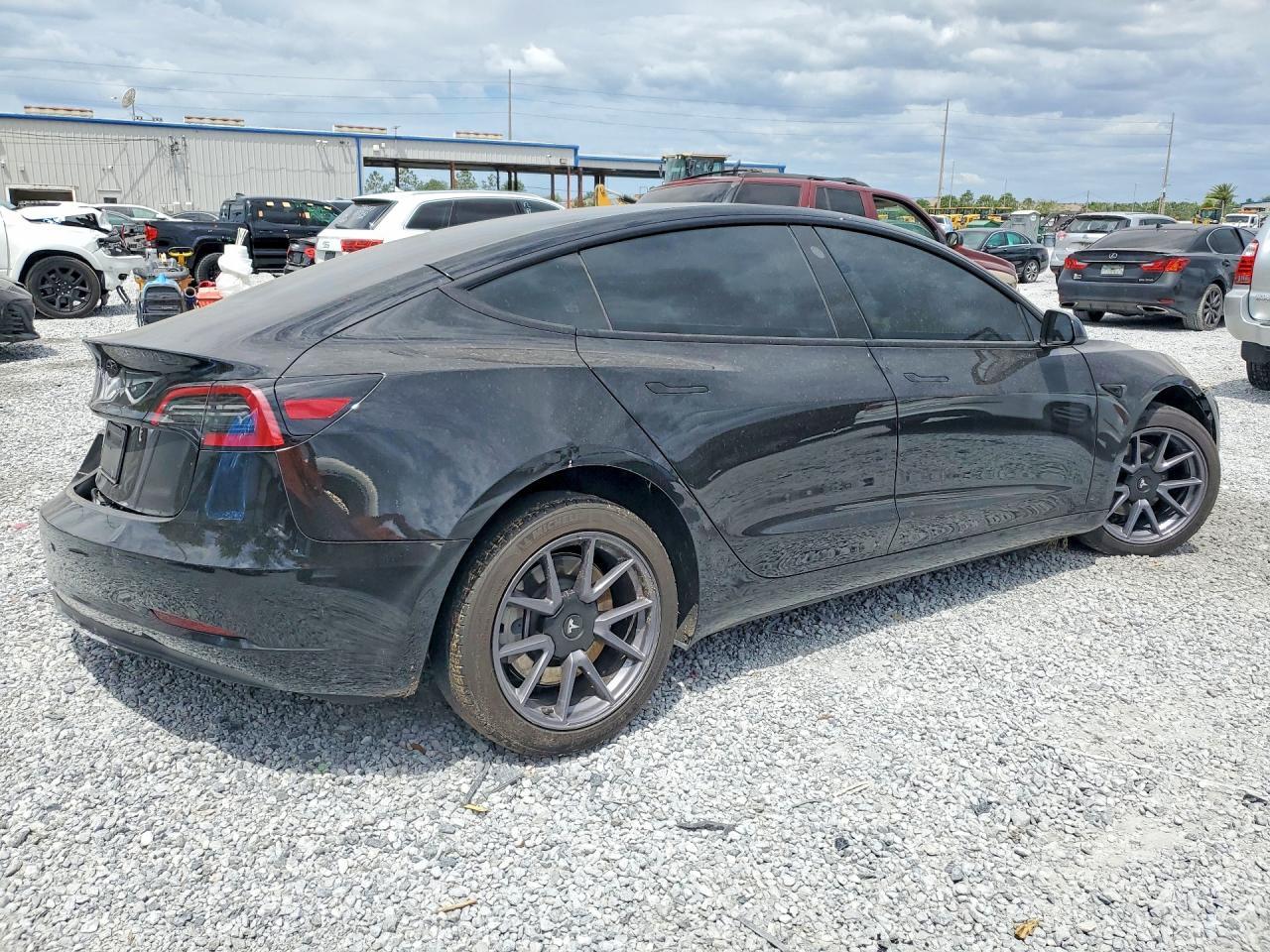 2023 Tesla Model 3 - Фото 3