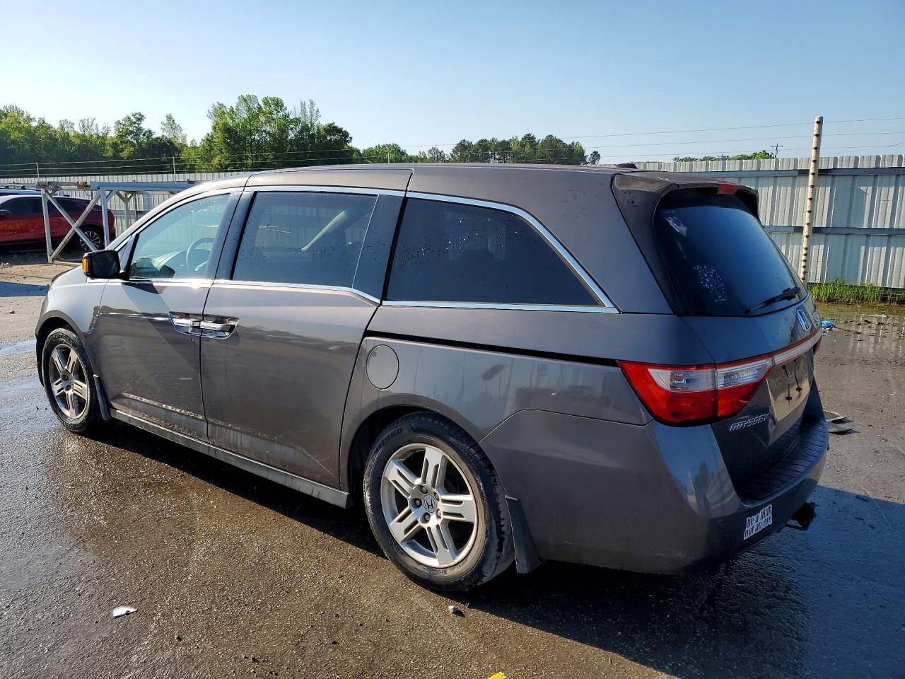 2013 Honda Odyssey Touring - Image 2