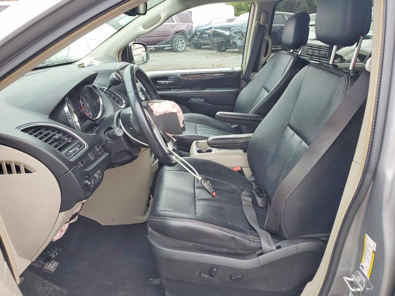 2015 Chrysler Town & Country Touring - Image 7