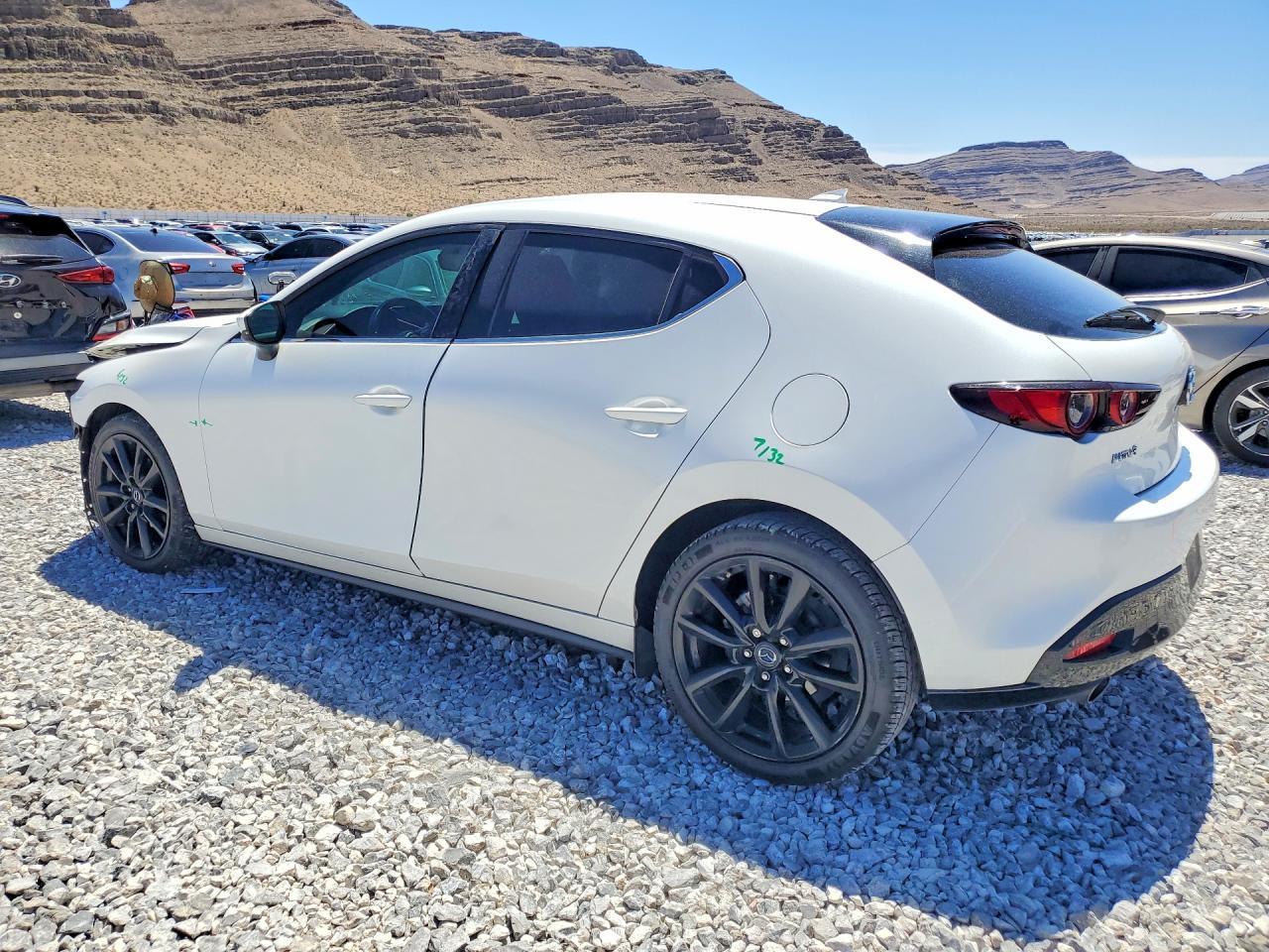 2021 Mazda 3 Premium - Фото 2