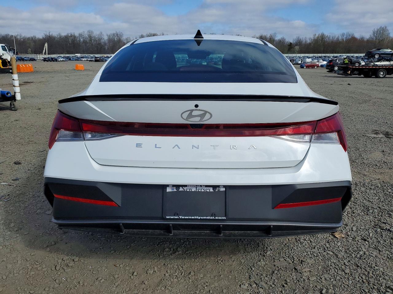 2026 Hyundai Elantra Sel Sport - Image 6