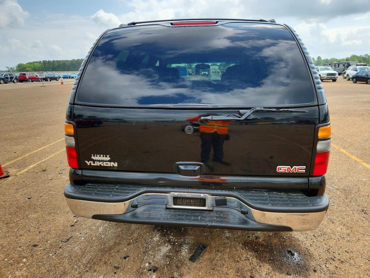 2004 GMC Yukon - Image 6