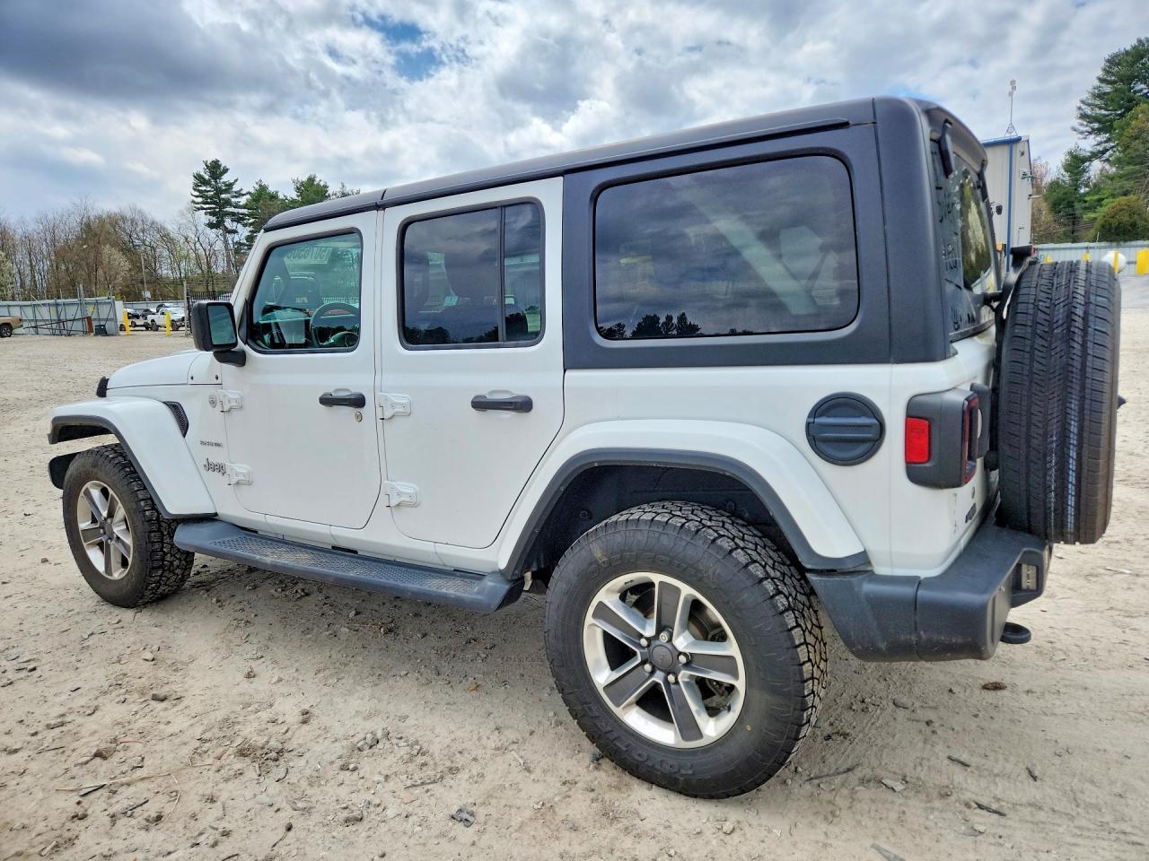 2018 Jeep Wrangler Unlimited Sahara - Image 2