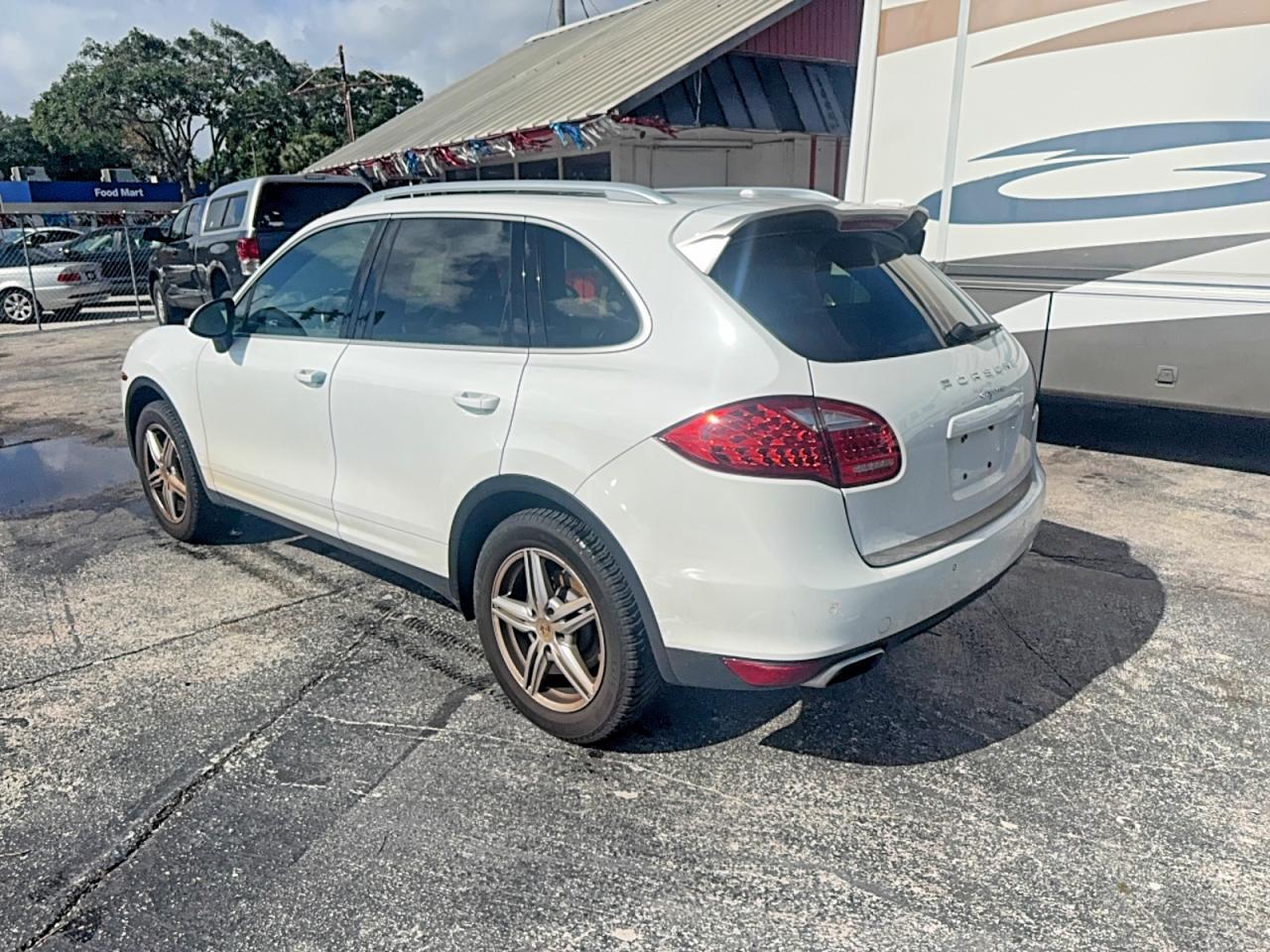 2014 Porsche Cayenne - Image 3
