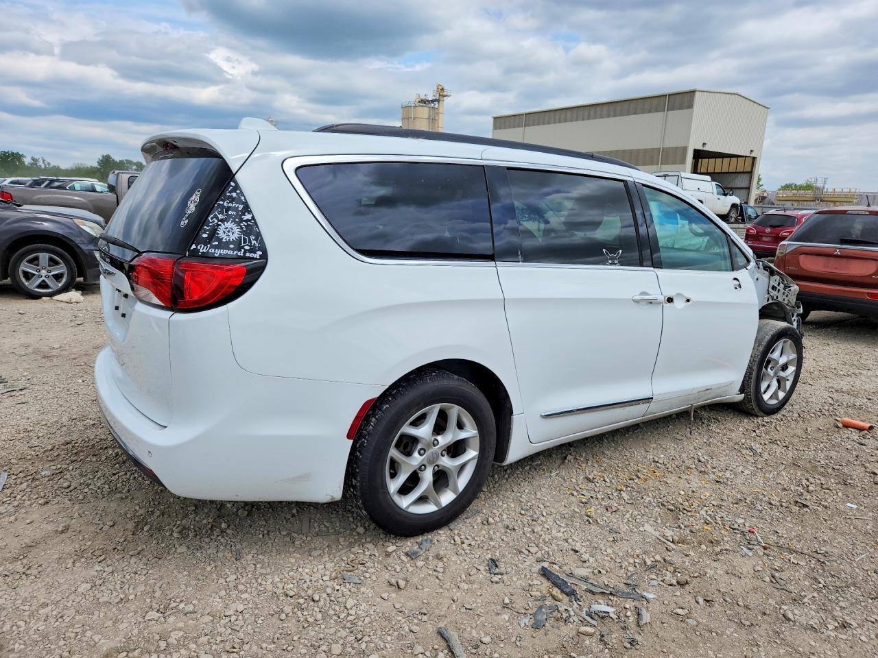 2017 Chrysler Pacifica Touring L - Image 3