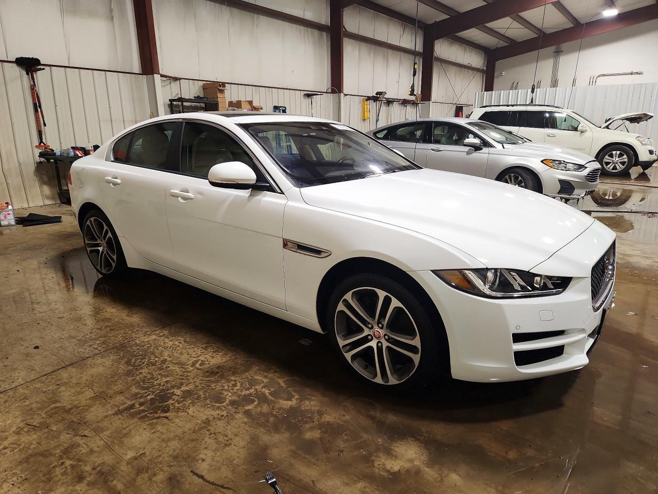 2017 Jaguar Xe Premium - Фото 4