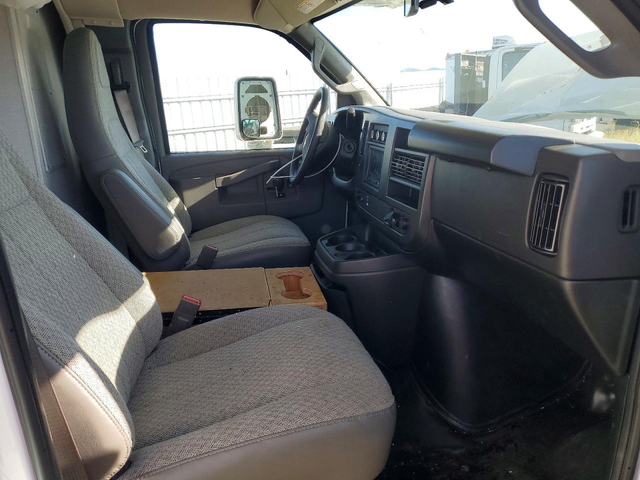 2025 Chevrolet Express G3500 - Фото 5