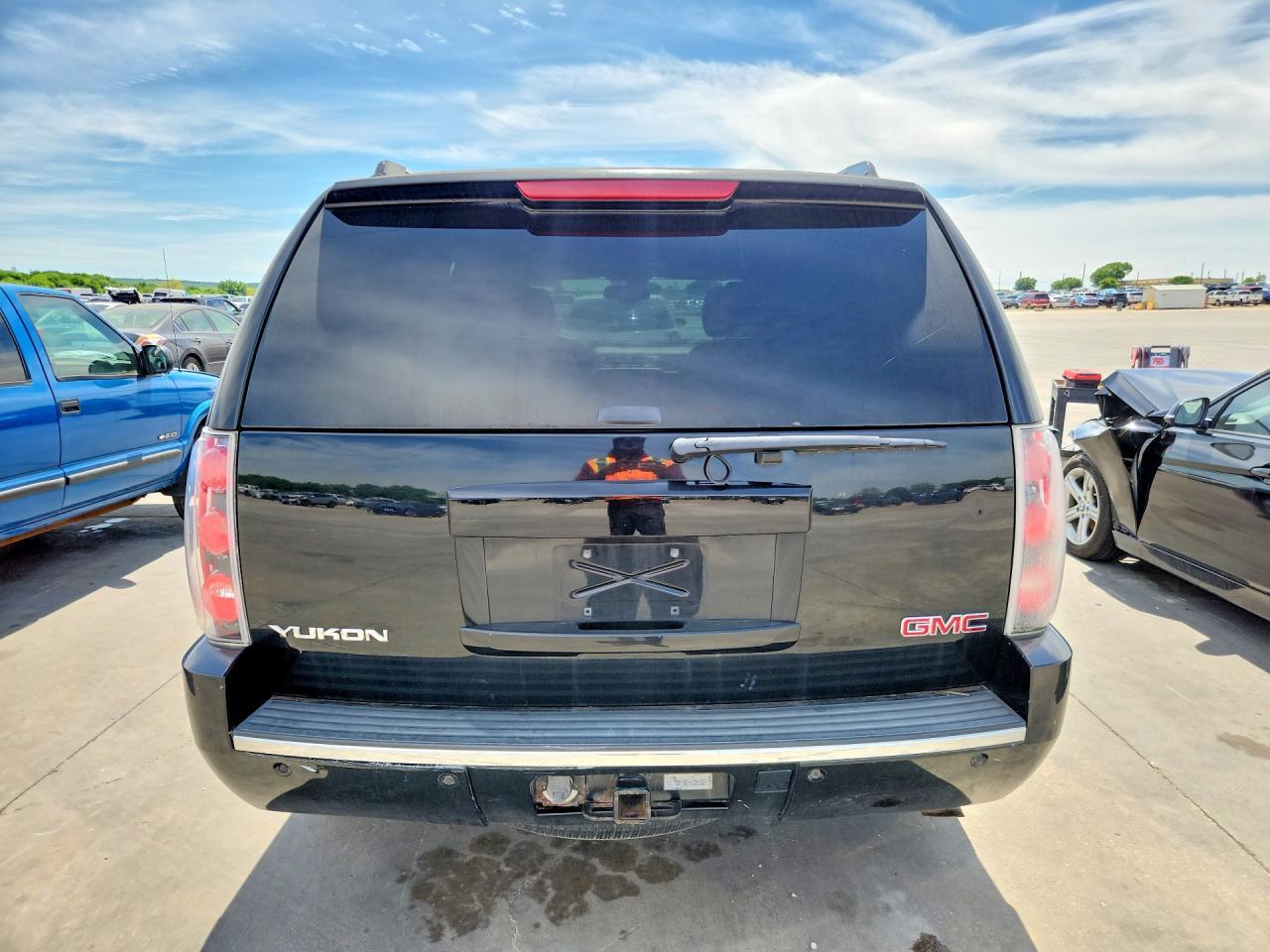 2007 GMC Yukon Denali - Image 6