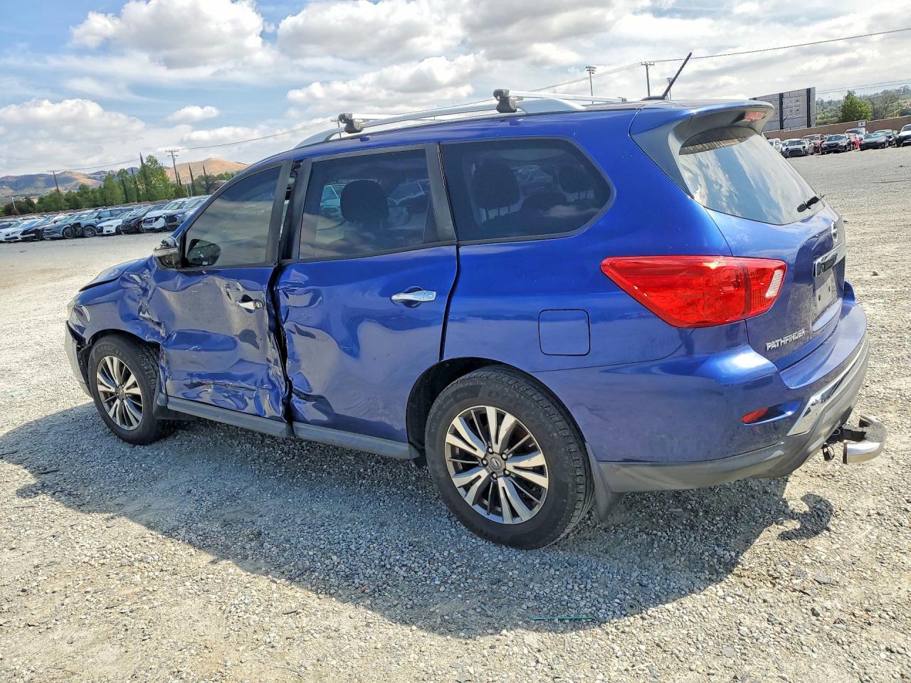 2018 Nissan Pathfinder S - Фото 2