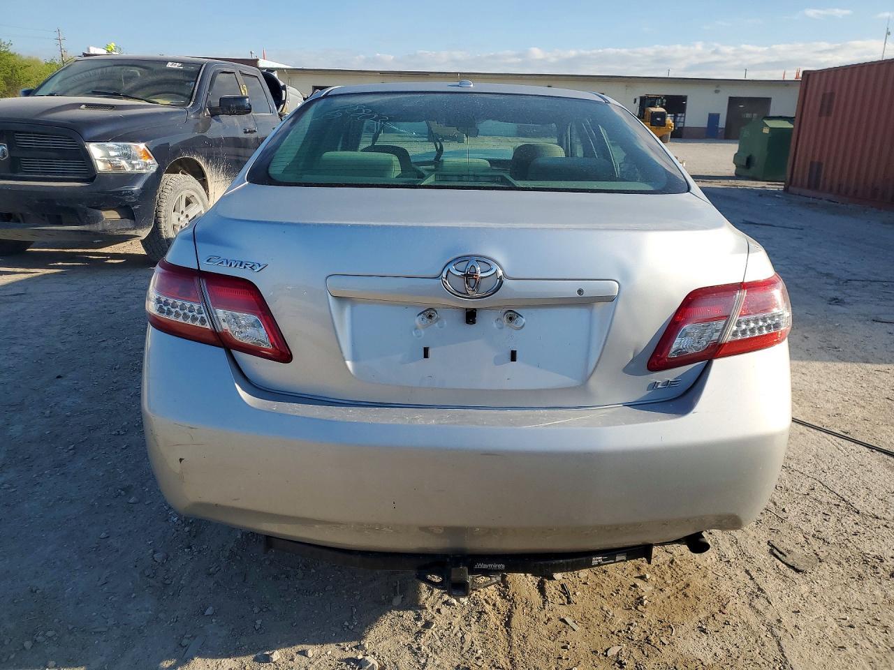 2011 Toyota Camry Le - Фото 6