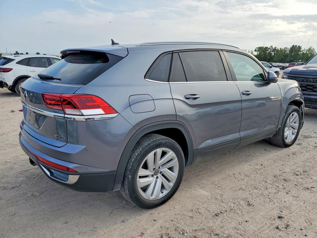 2022 Volkswagen Atlas Cross Sport Se - Image 3
