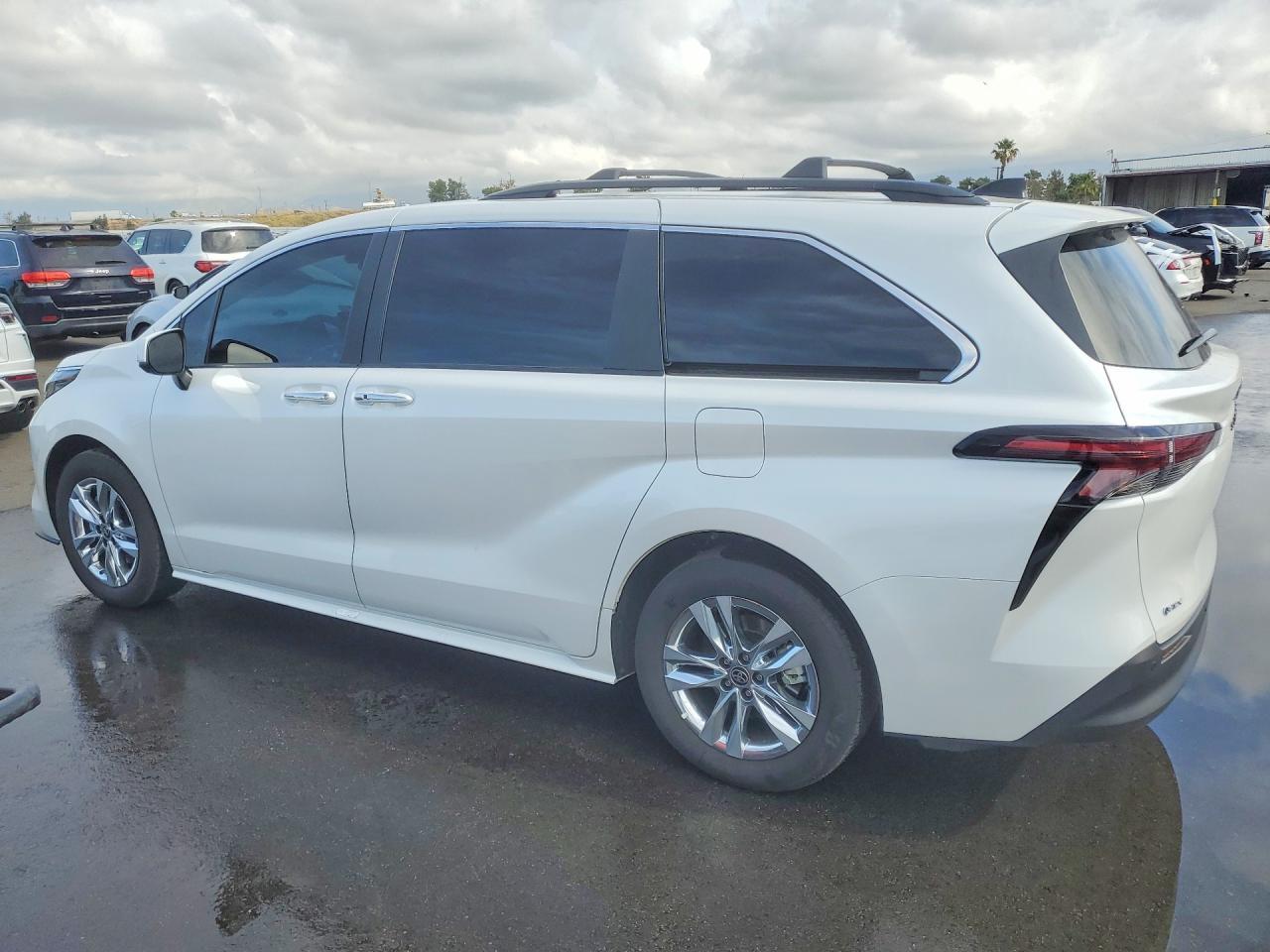 2025 Toyota Sienna Xle 7-Passenger - Image 2