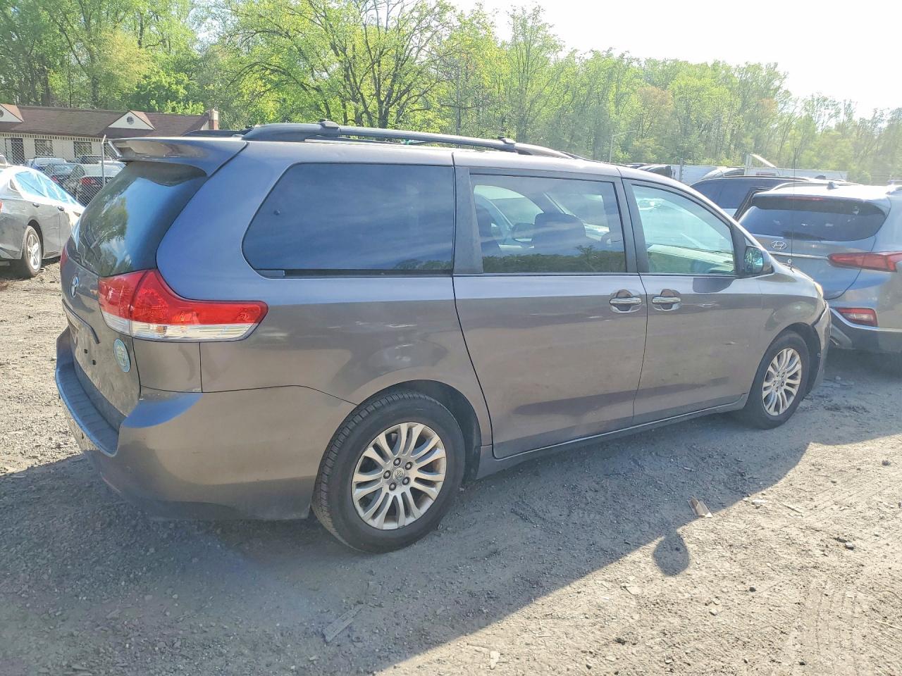 2012 Toyota Sienna Xle 8-Passenger - Фото 3