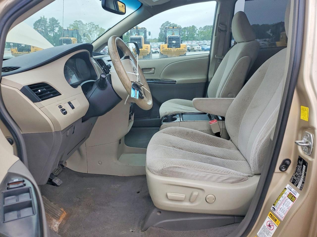 2011 Toyota Sienna Le 7-Passenger - Фото 7