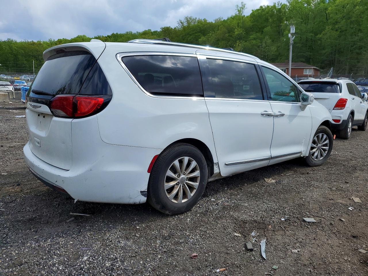 2019 Chrysler Pacifica Touring L - Image 3