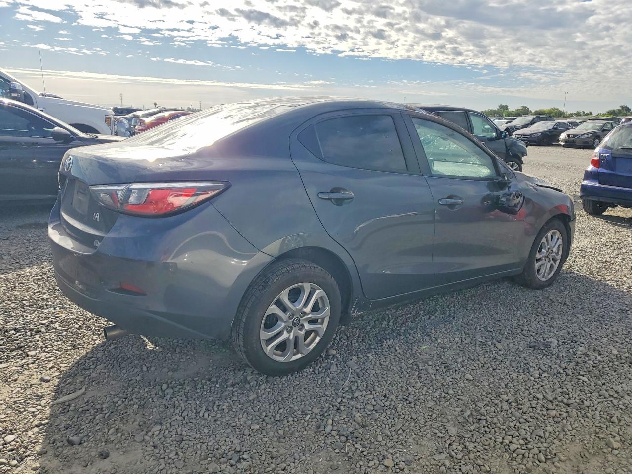 2018 Toyota Yaris Ia Base - Image 3