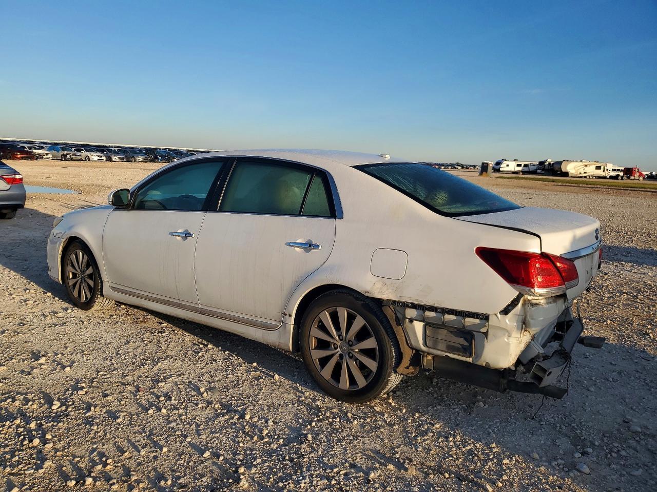 2011 Toyota Avalon Limited - Фото 2