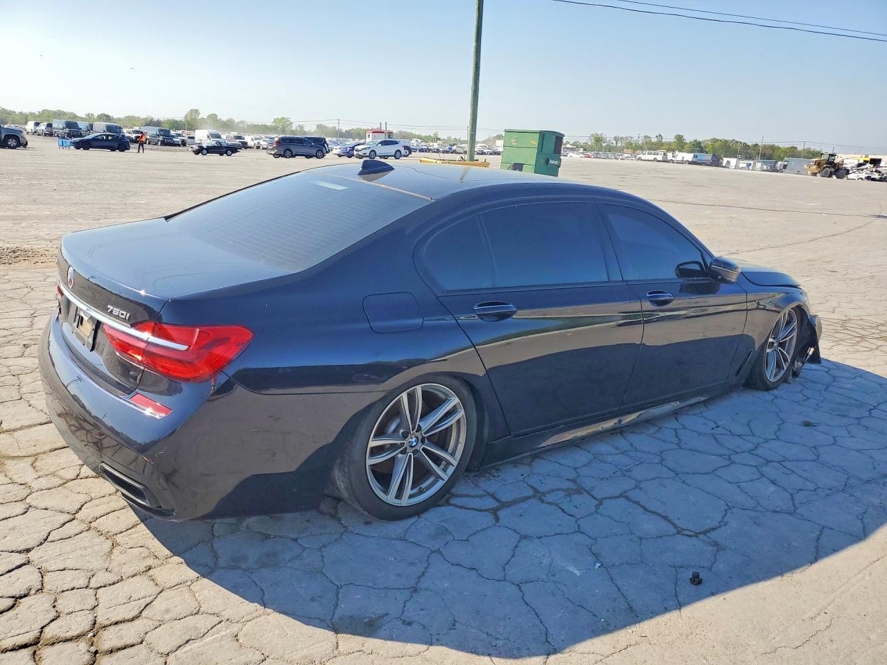 2017 BMW 750 Xi - Фото 3