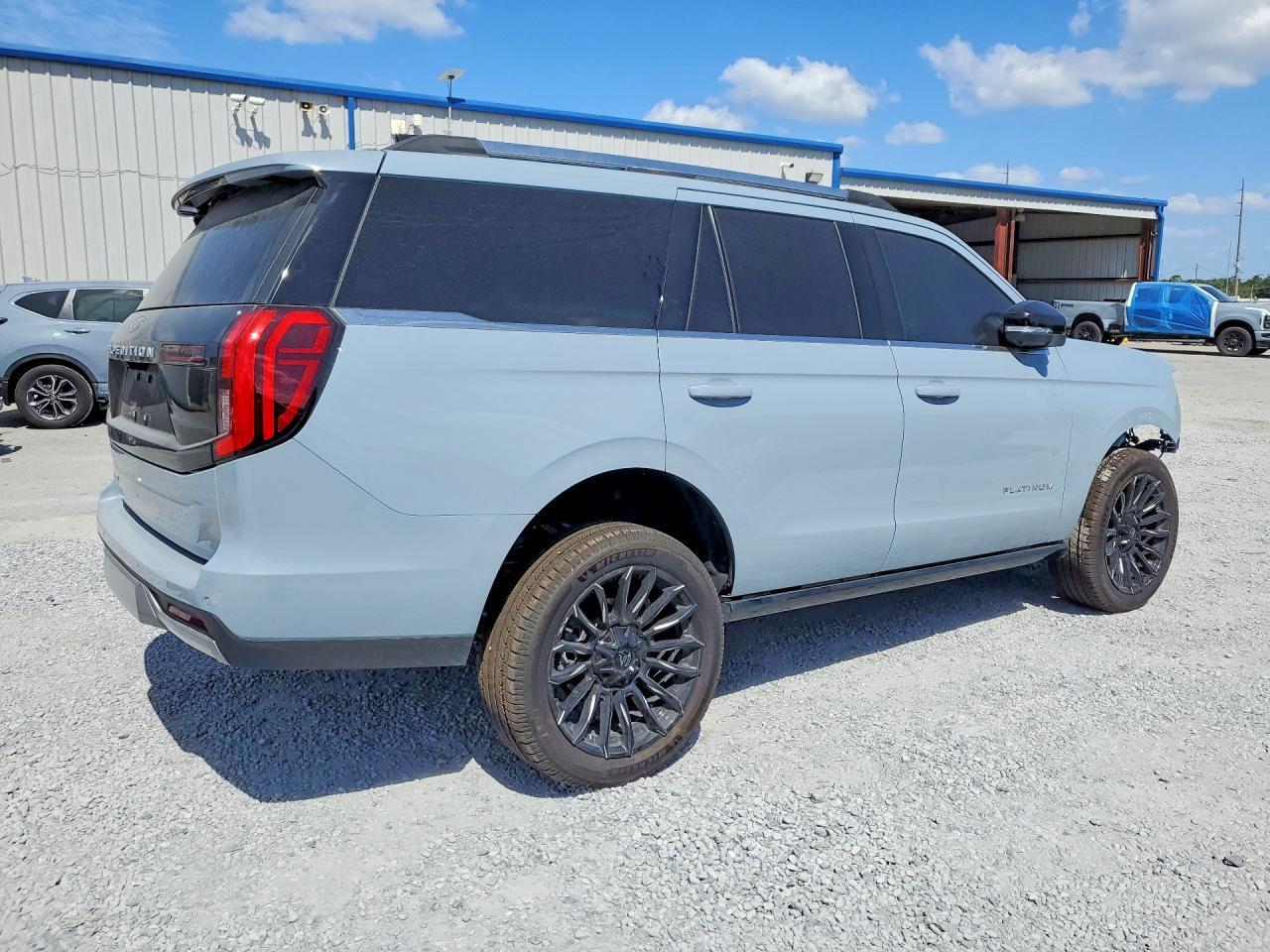 2025 Ford Expedition Platinum - Image 3