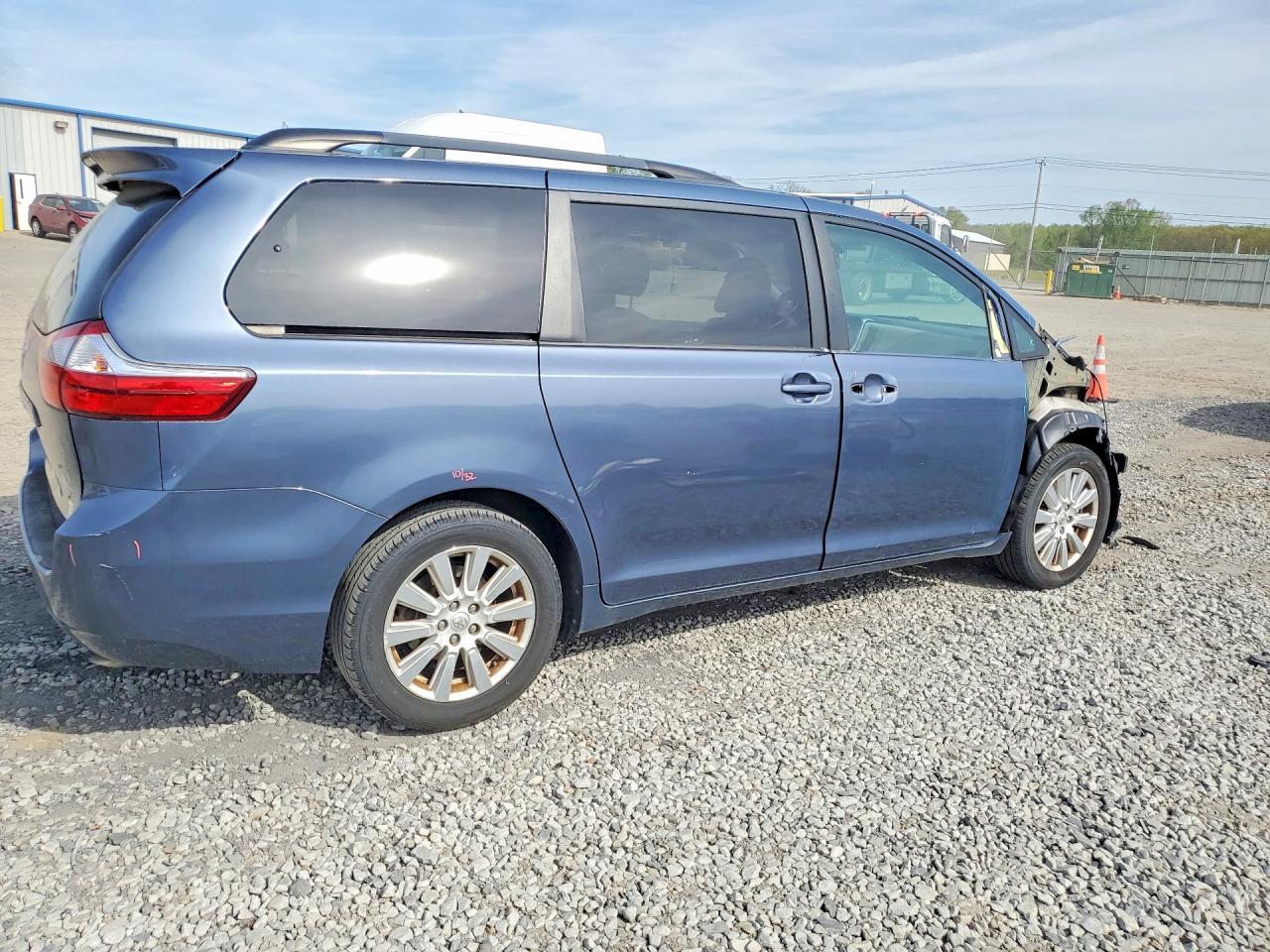 2017 Toyota Sienna Le 7-Passenger - Image 3