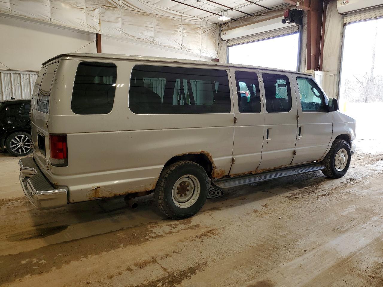 2009 Ford Econoline E350 Super Duty Wagon - Image 3