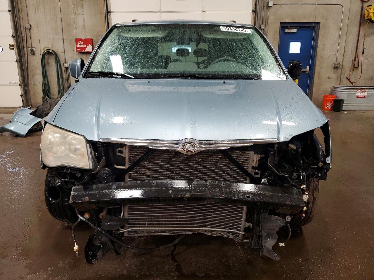 2010 Chrysler Town & Country Touring - Фото 5