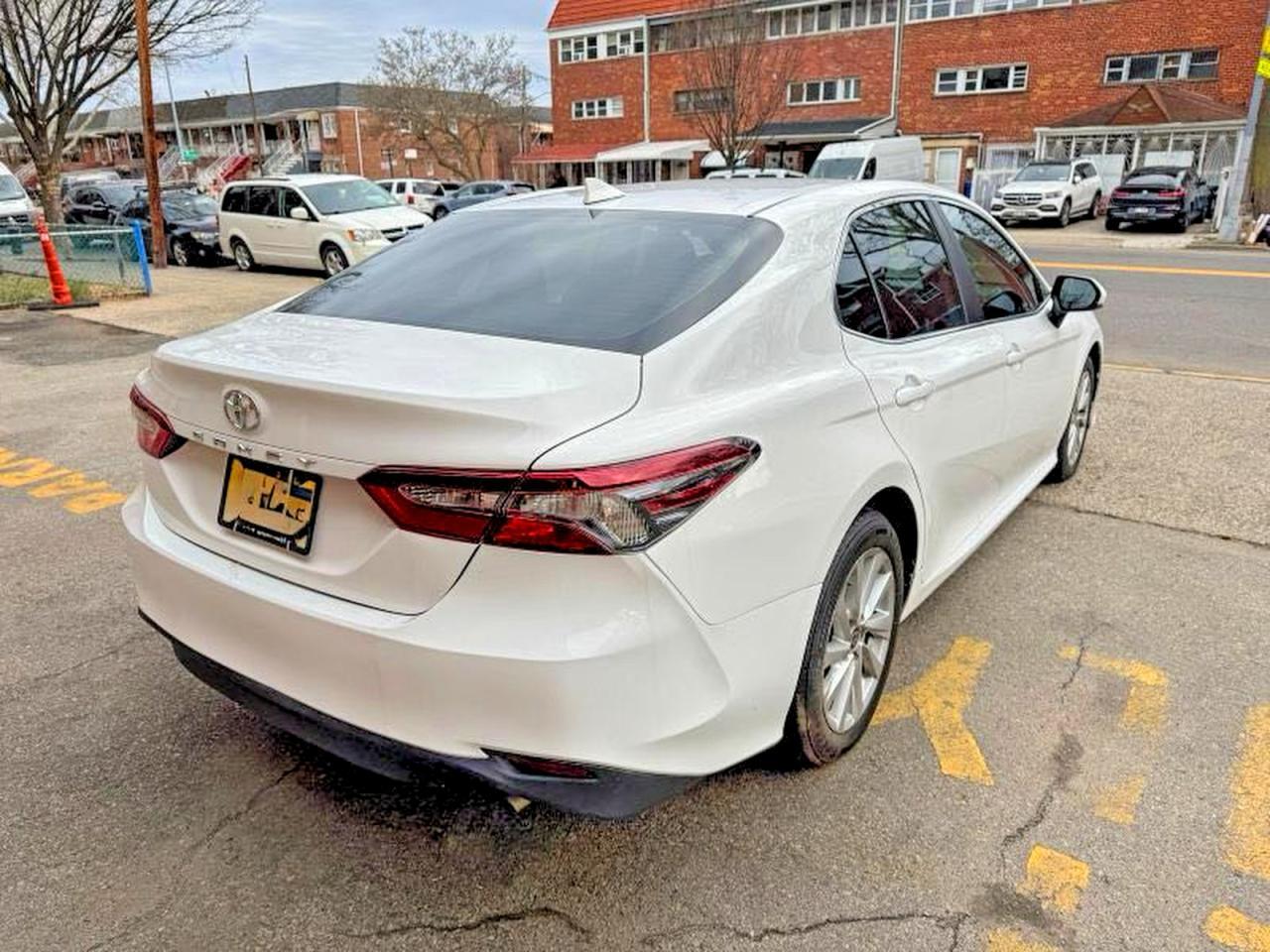 2021 Toyota Camry Le - Фото 4