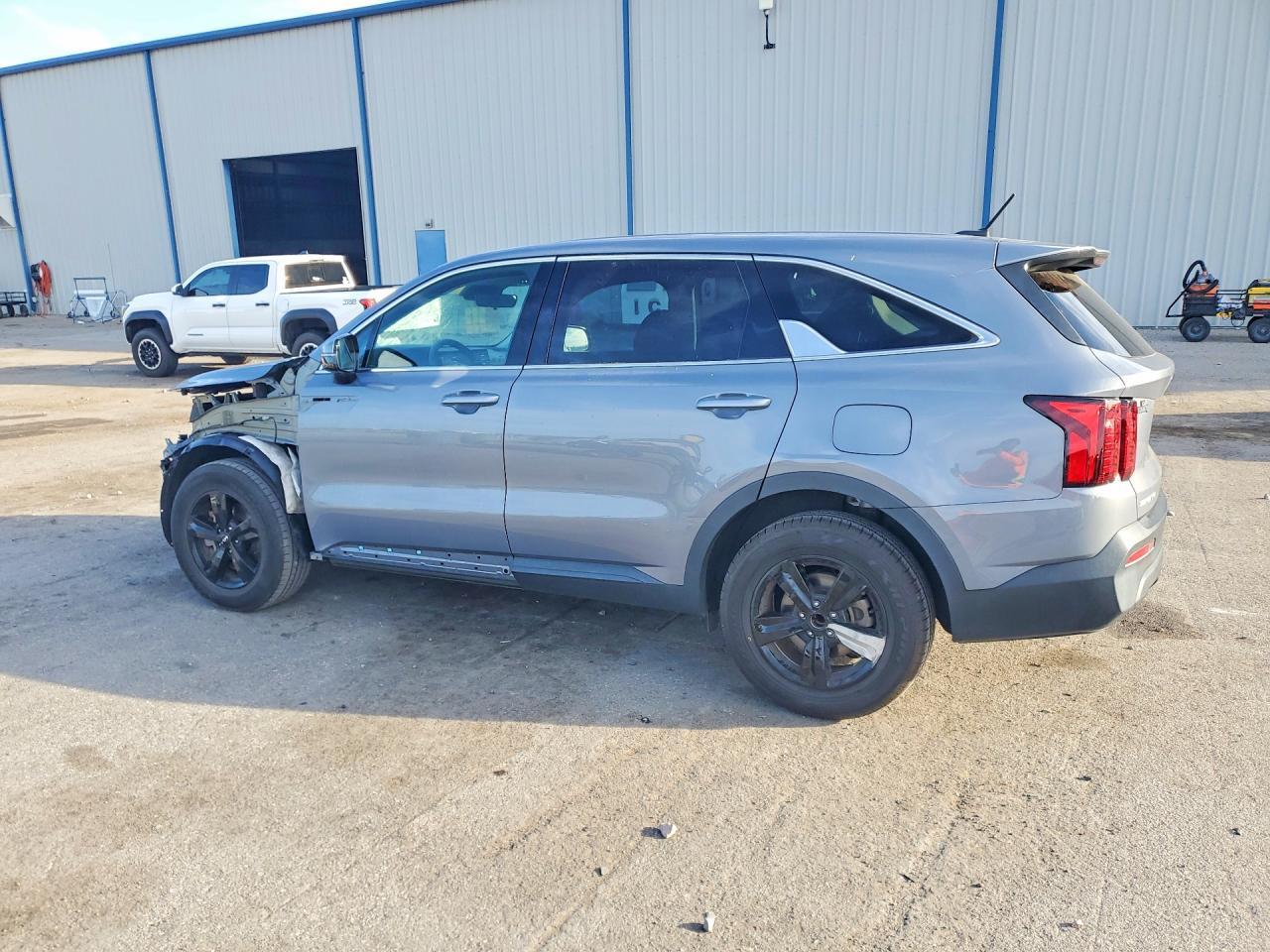 2023 Kia Sorento Lx - Image 2
