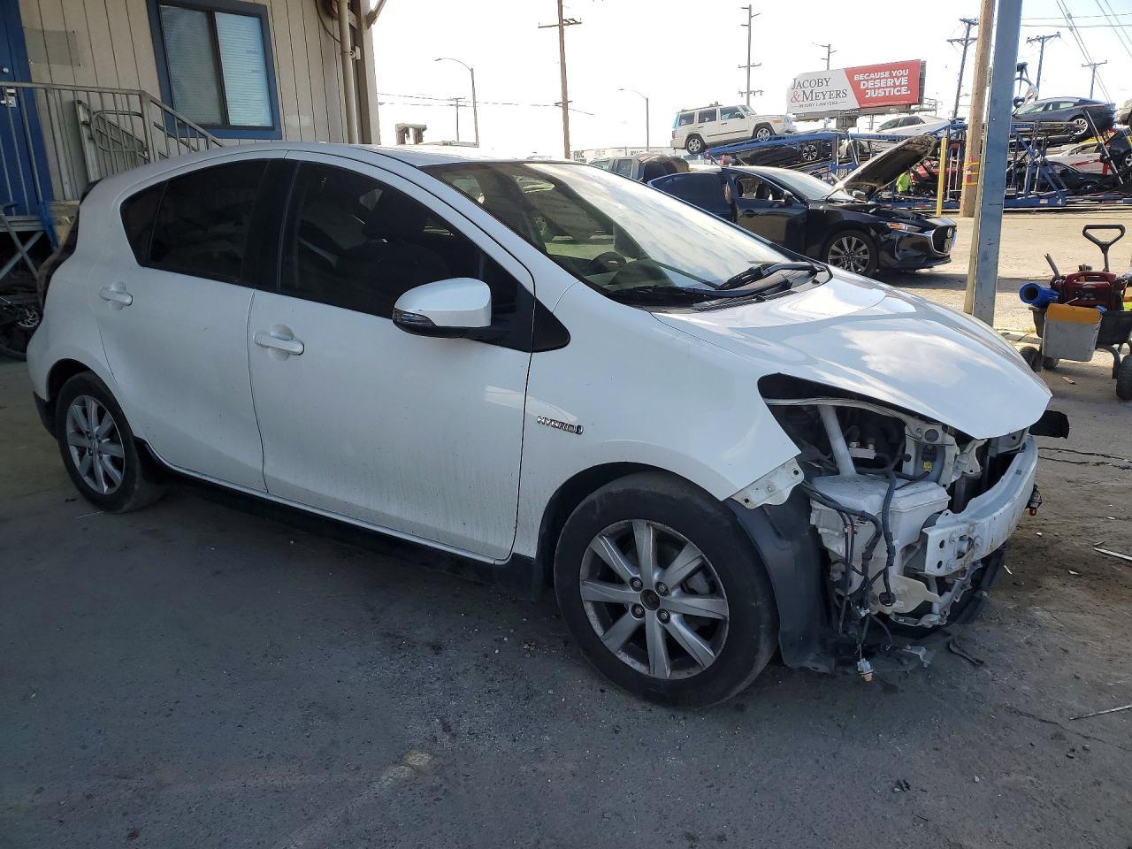 2017 Toyota Prius C Three - Image 4