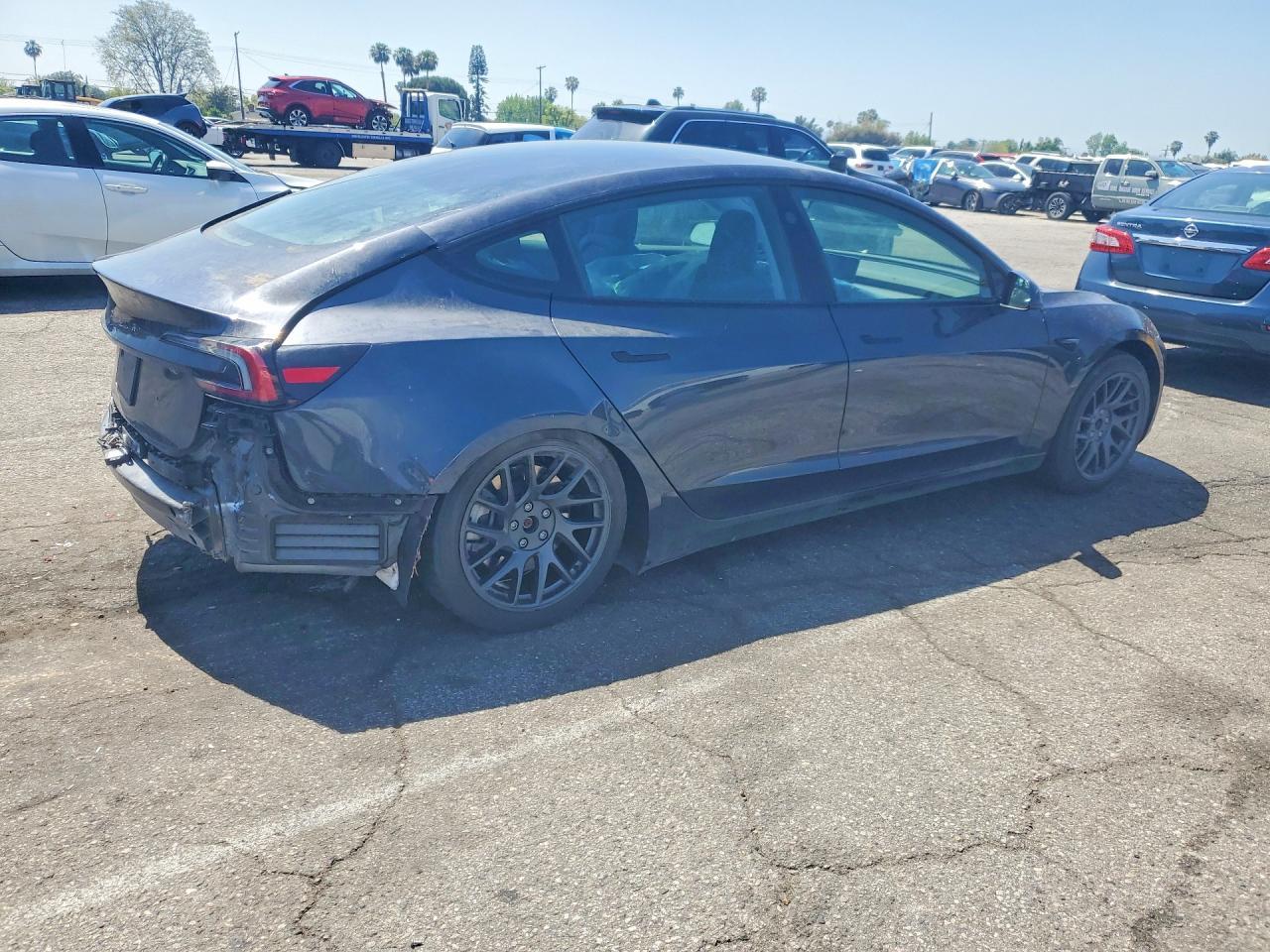 2025 Tesla Model 3 - Фото 3