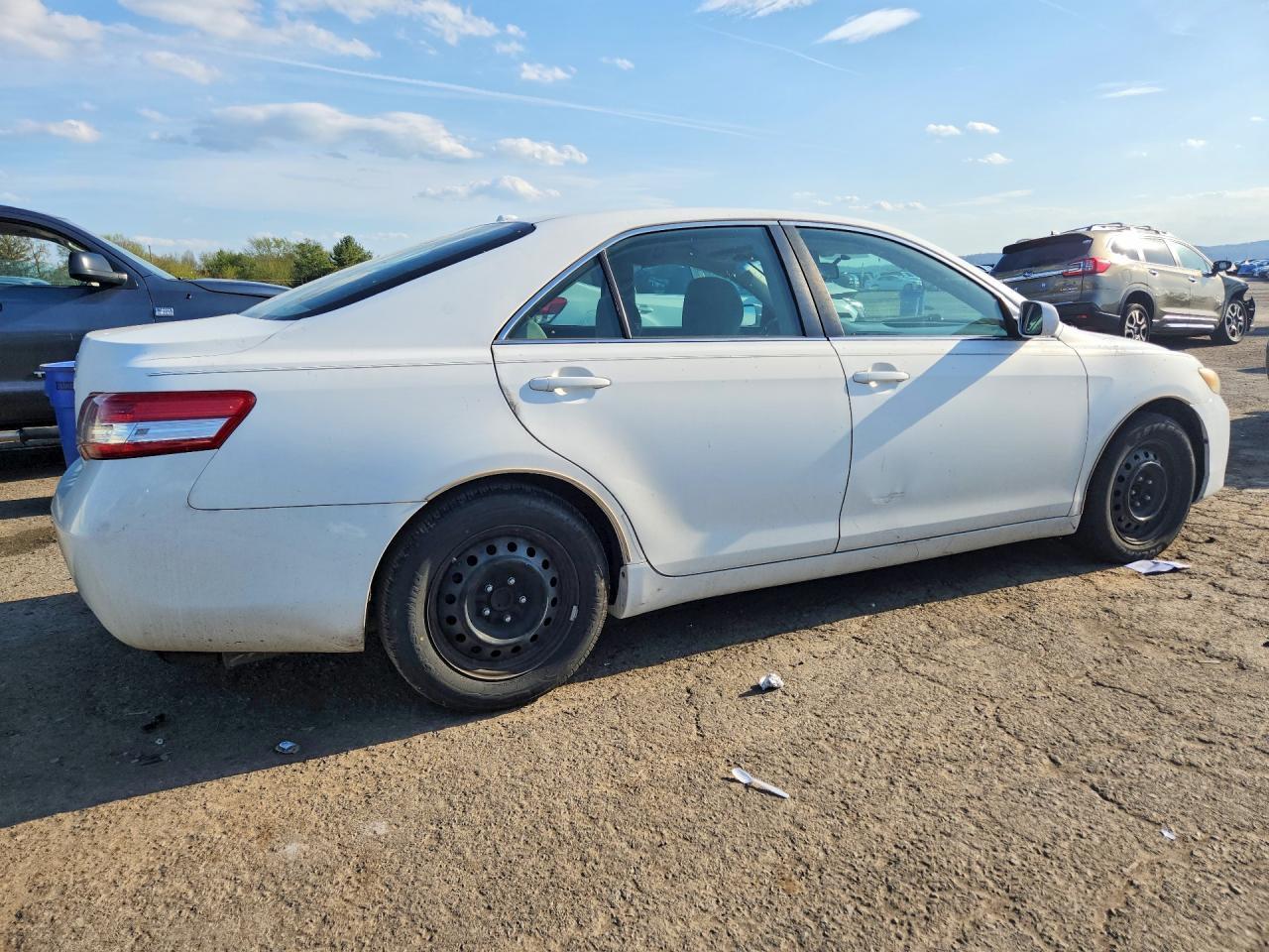 2010 Toyota Camry Le - Фото 3
