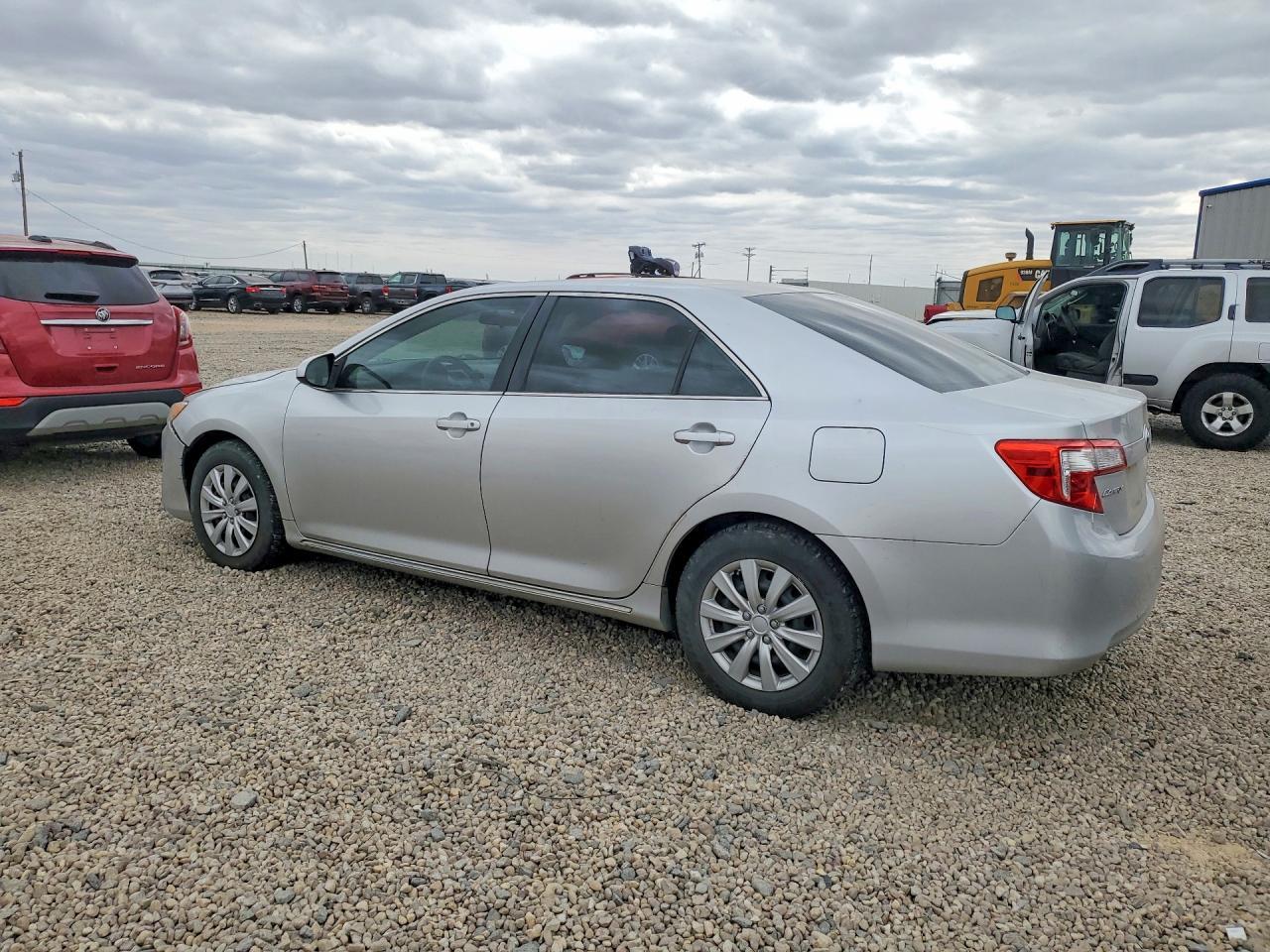 2012 Toyota Camry Le - Фото 2