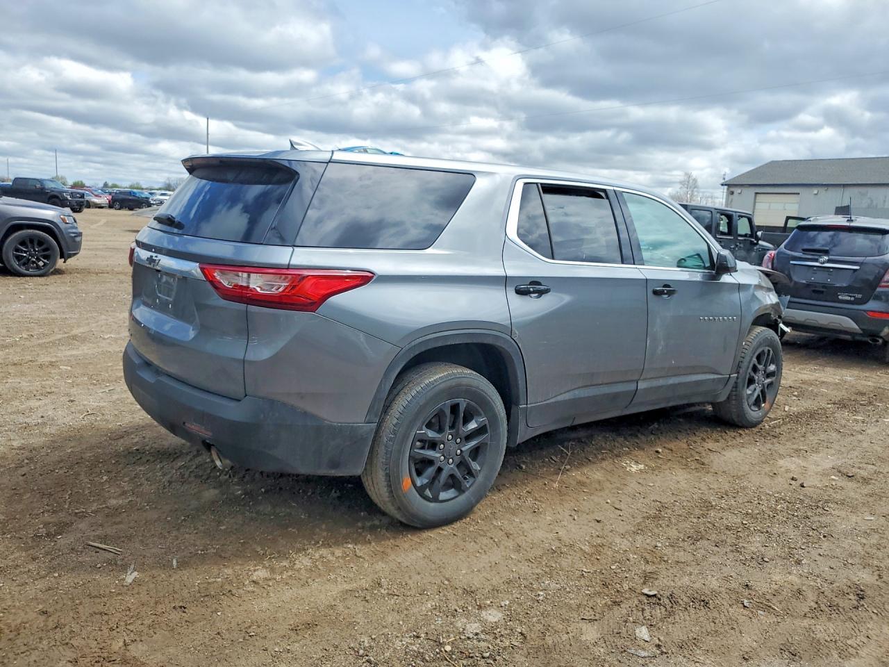 2021 Chevrolet Traverse Ls - Фото 3