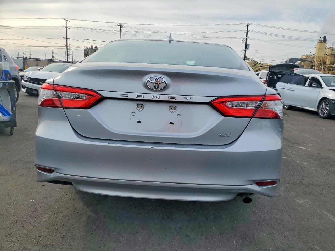 2020 Toyota Camry Le - Фото 6