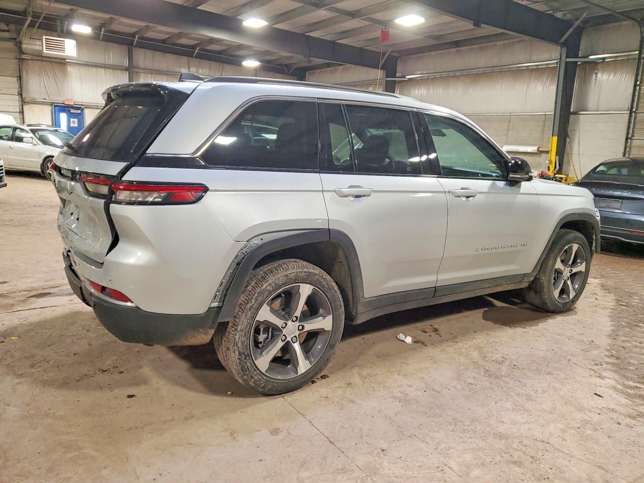 2023 Jeep Grand Cherokee - Фото 3