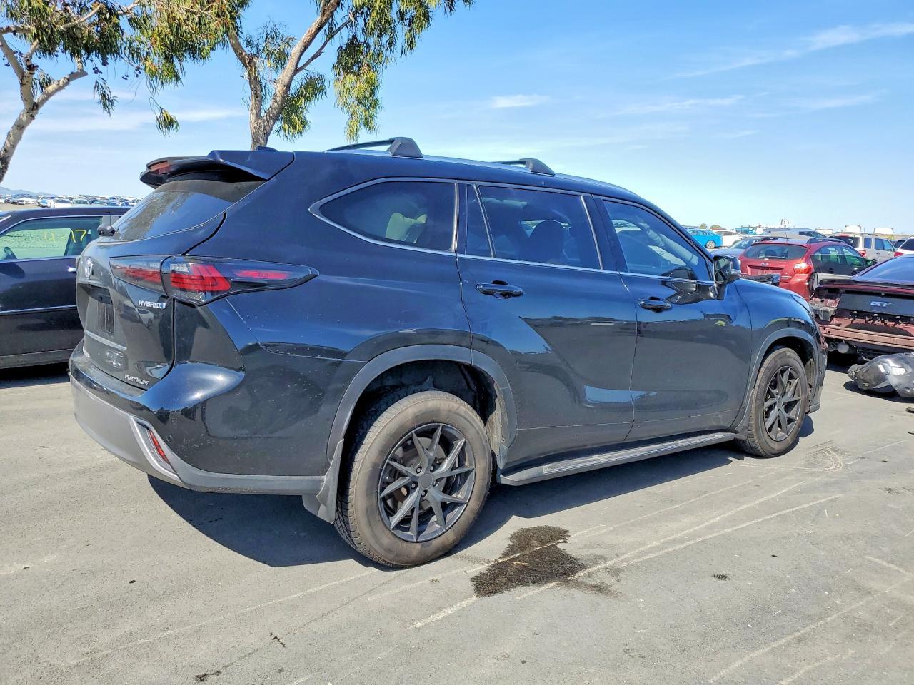 2022 Toyota Highlander Hybrid Platinum - Image 3