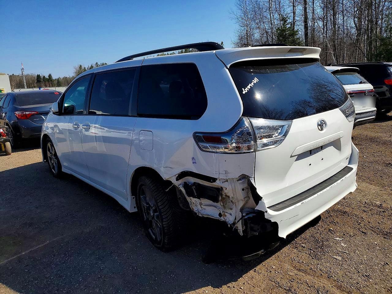 2017 Toyota Sienna Se - Image 2