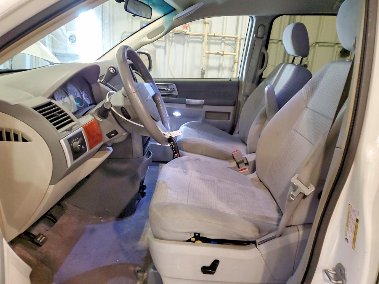2008 Chrysler Town & Country Touring - Image 7