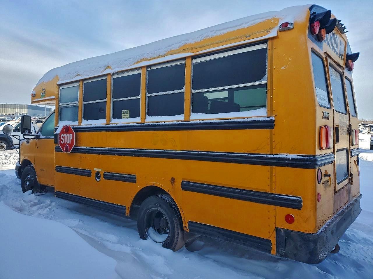 2010 Chevrolet Express Cutaway G4500 - Image 2