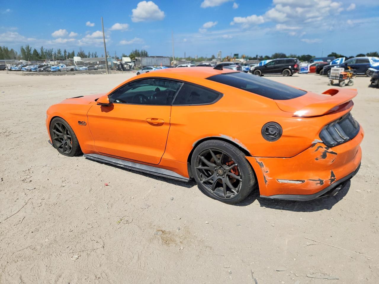 2020 Ford Mustang Gt - Фото 2