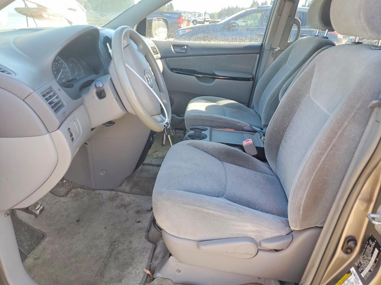 2005 Toyota Sienna Ce 7-Passenger - Фото 7