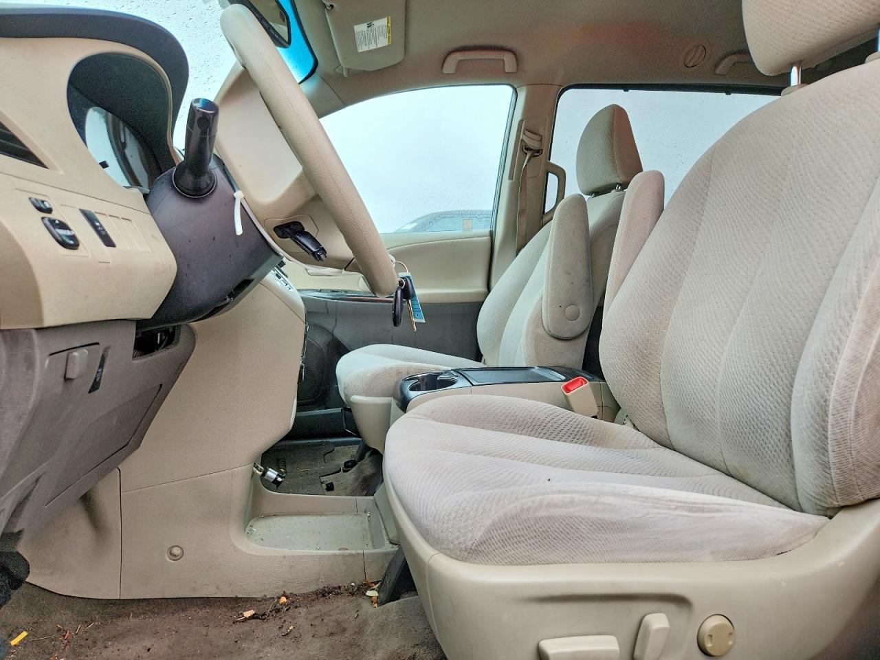 2013 Toyota Sienna Le 8-Passenger - Image 7