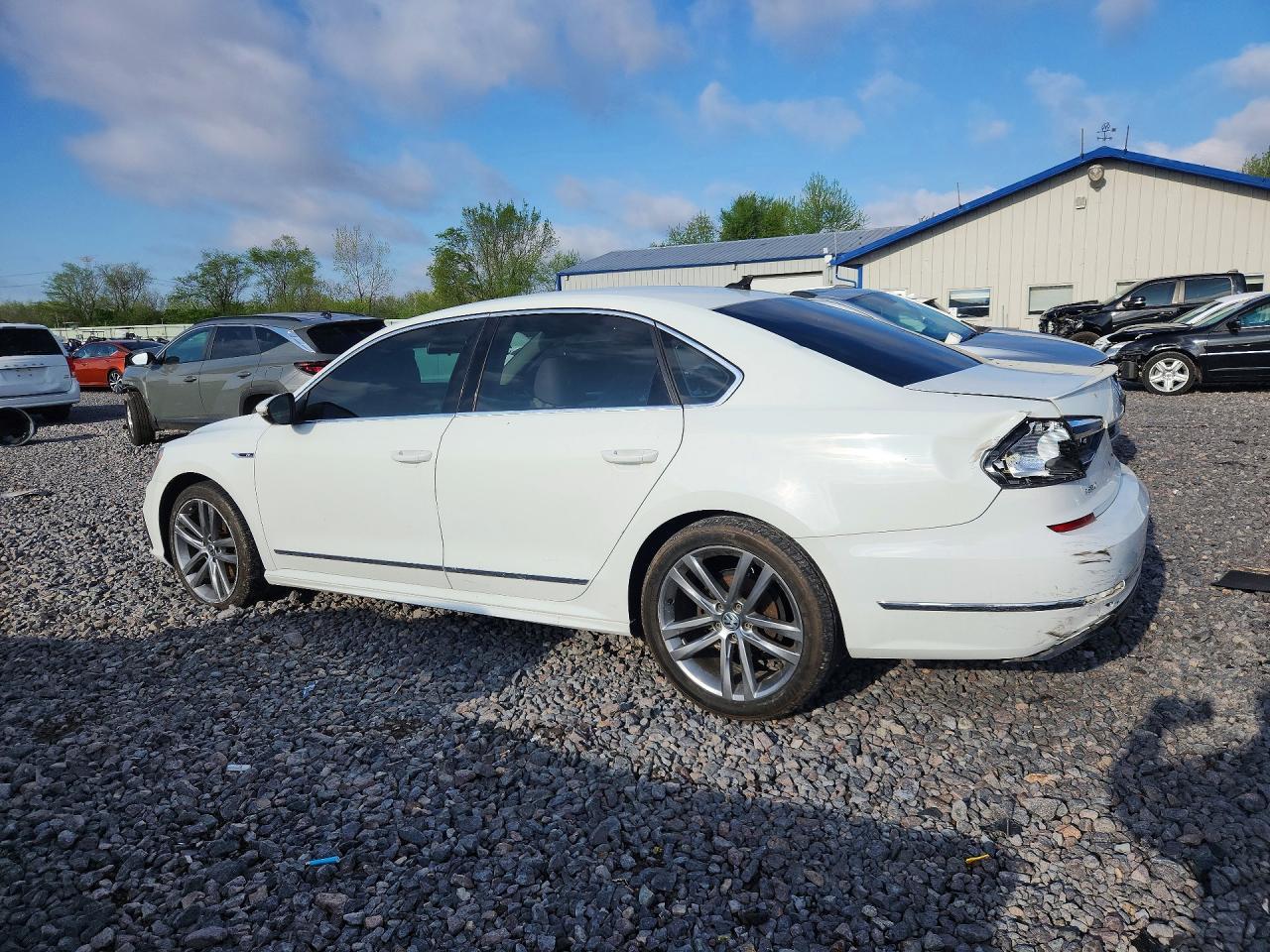 2017 Volkswagen Passat R-Line - Фото 2
