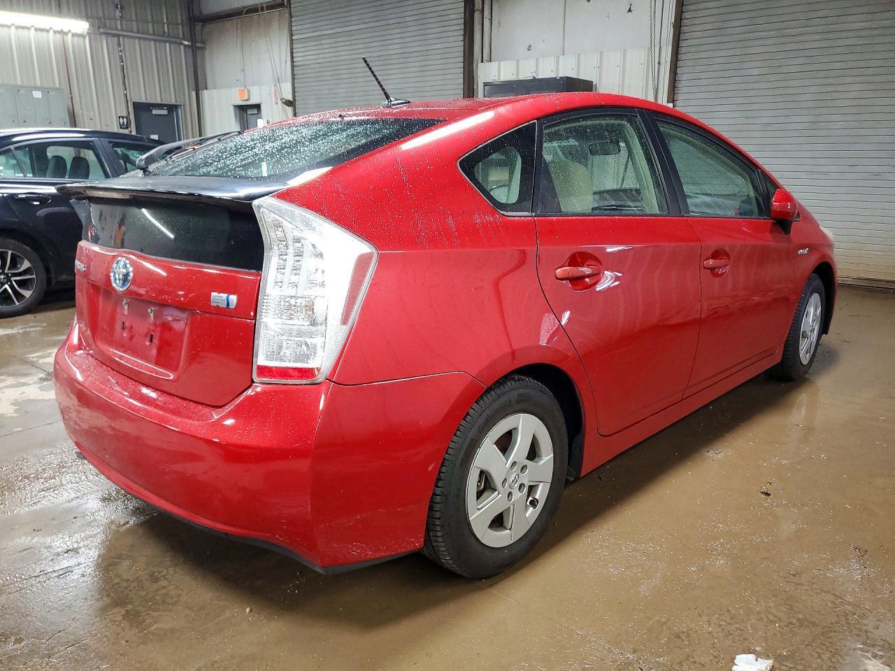 2011 Toyota Prius Two - Фото 3