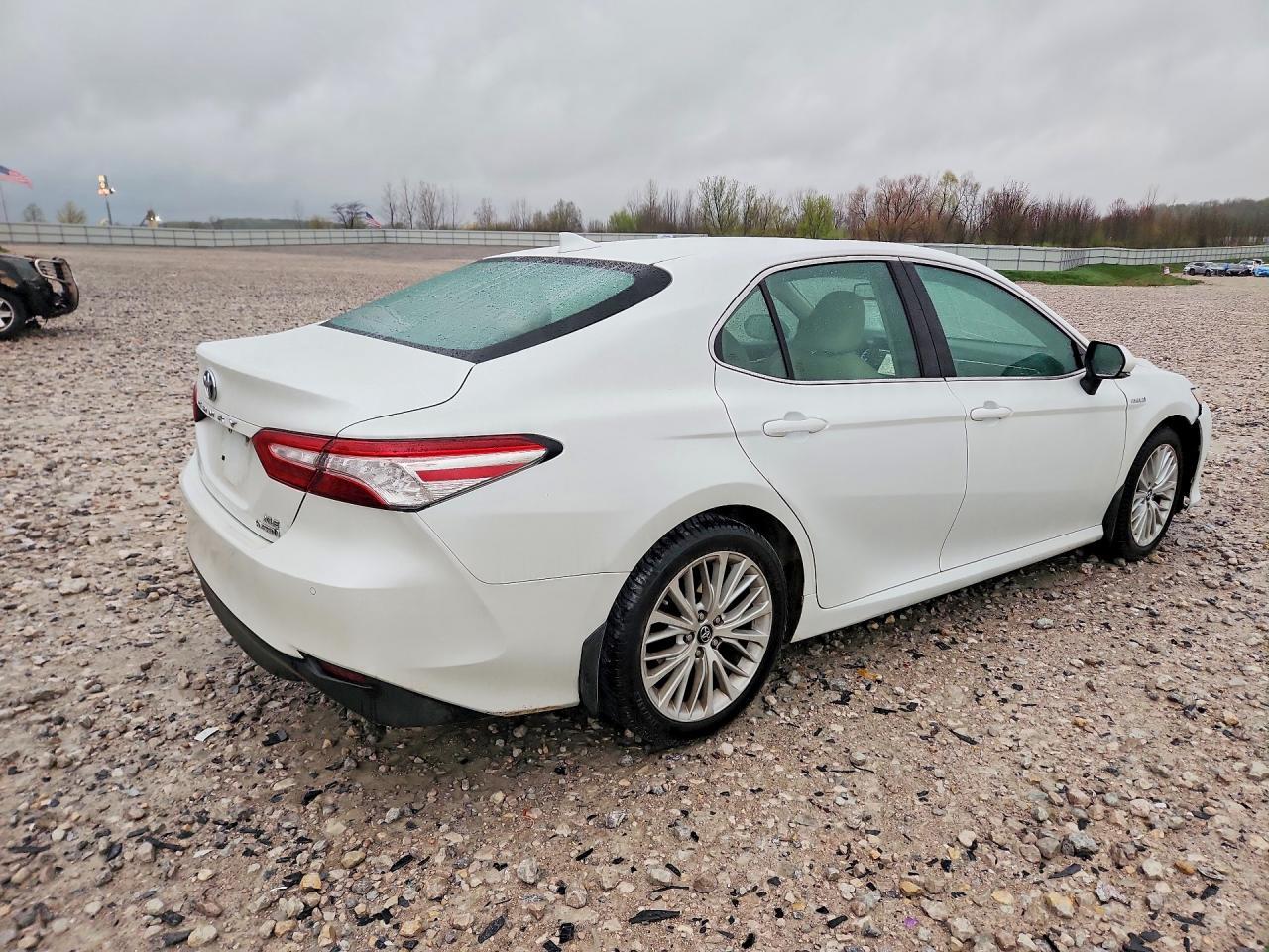 2018 Toyota Camry Hybrid Xle - Image 3